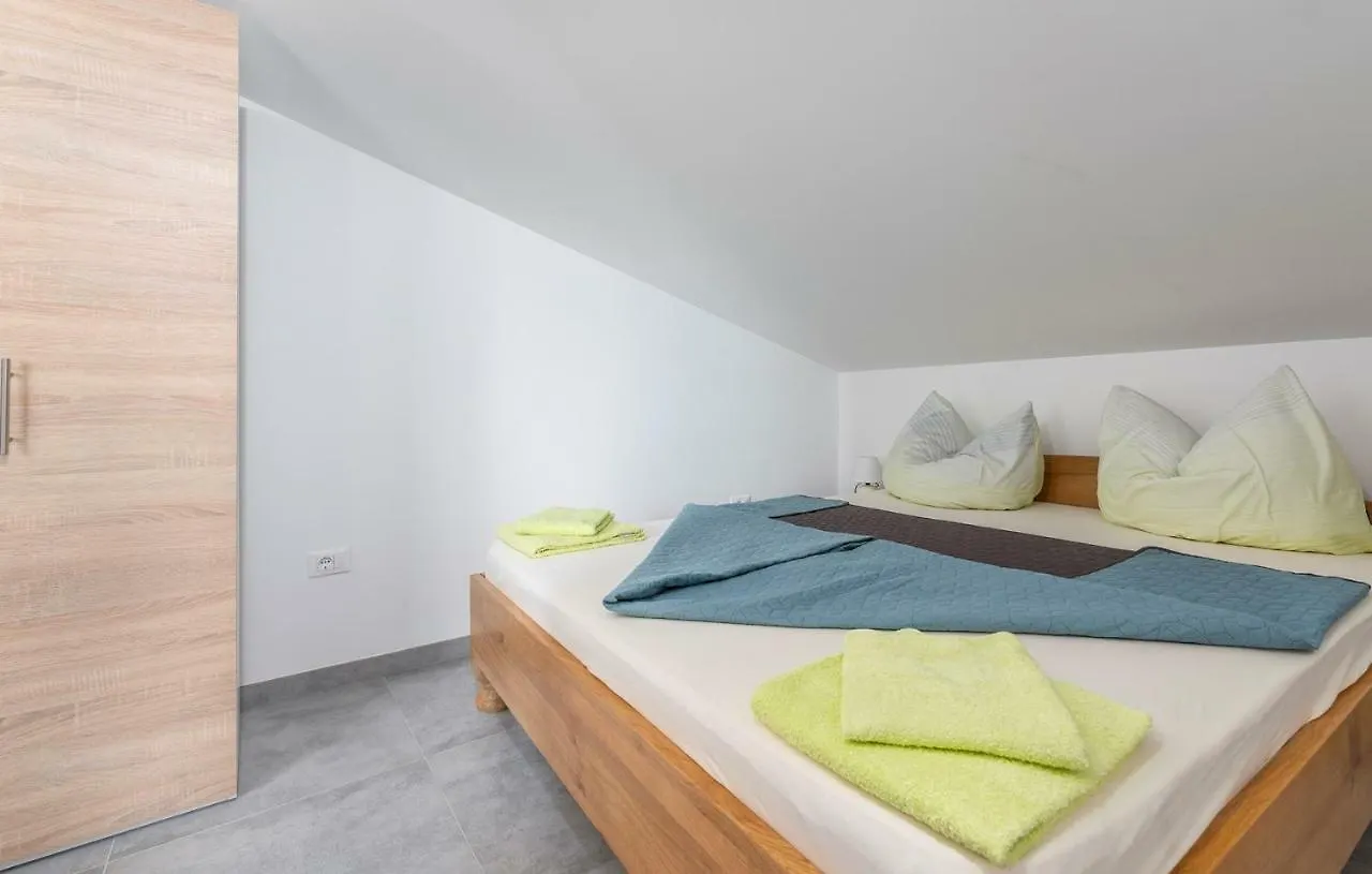 Apartments Smilys Bužinija ゲストハウス