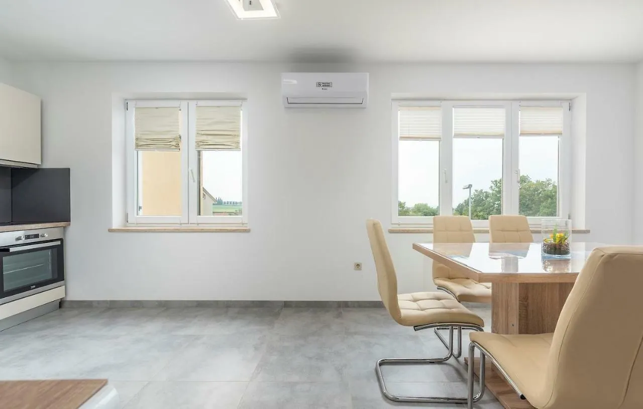 Apartments Smilys Bužinija ゲストハウス