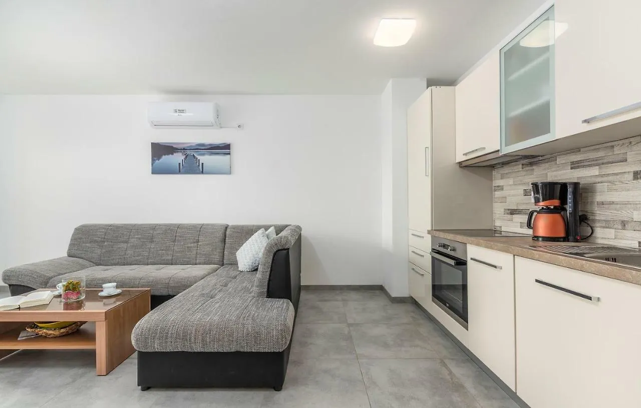 Apartments Smilys Buzinija 3*,